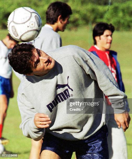 Paraguayan Roberto Acuna, a Zaragoza de Espana player, play with the ball on his head during practice of Paraguayan selection 15 July 2000 in...