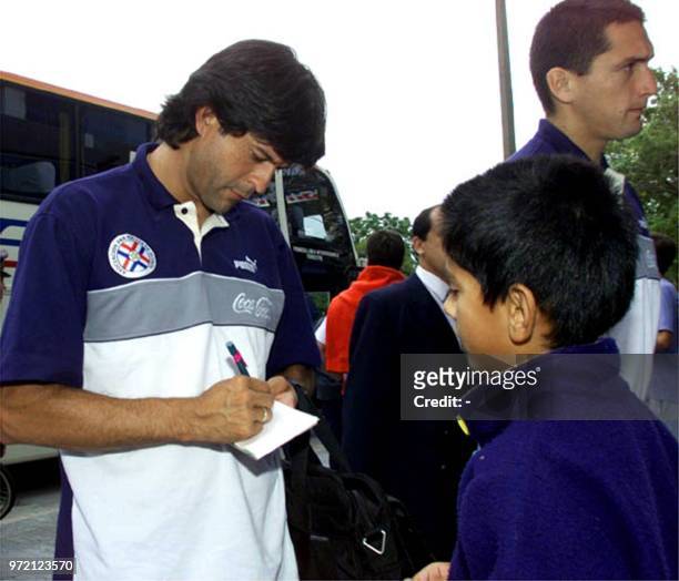 Soccer player for the Paraguayan soccer selection Roberto Acuna signs an autograph for a child, 25 March 2001 in Montevideo, Uruguay. El jugador de...