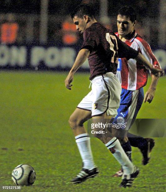 Jorge Rojas fights for the ball against Roberto Acuna in San Cristobal, Venezuela 08 November 2001. Jorge Rojas de Venezuela se lleva el balon ante...