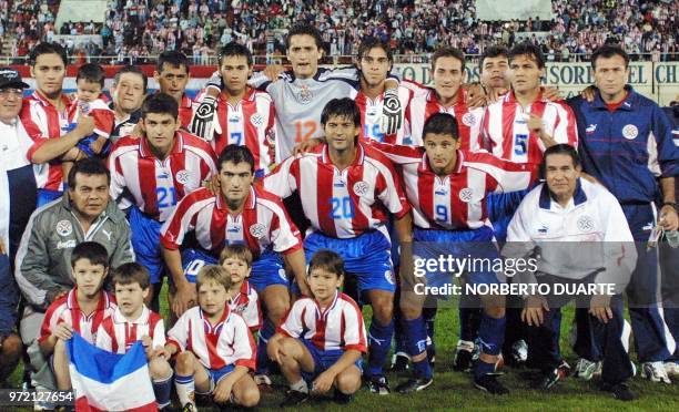 The Paraguay national soccer team poses for a group picture 14 November 2001 in Ansuncion. AFP PHOTO/Norberto Duarte