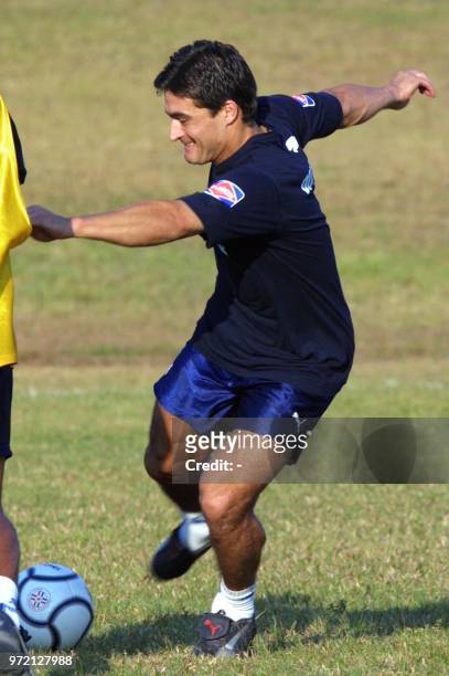 Robert Acuna of Paraguay takes practice shots during training, 09 August 2001, in Luque, Paraguay. Roberto Acuna, jugador de la seleccion paraguaya...