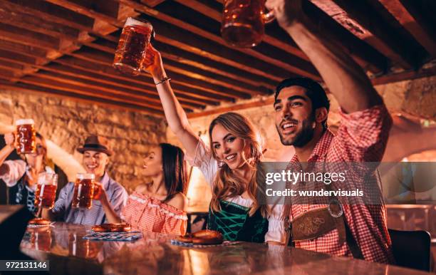 glückliche menschen feiern und toasten mit bier auf dem oktoberfest - dirndl stock-fotos und bilder