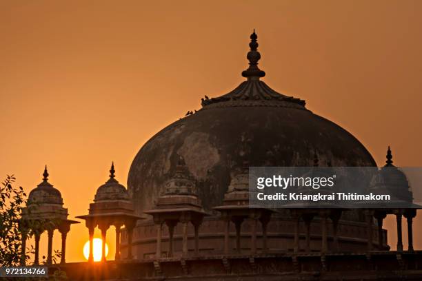 sunset at jama masjid, agra, india. - jama masjid agra stock-fotos und bilder
