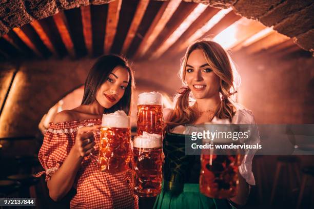 multi-ethnischen frauen in deutschen trachten bierausschank auf dem oktoberfest - munich 2018 party in munich stock-fotos und bilder