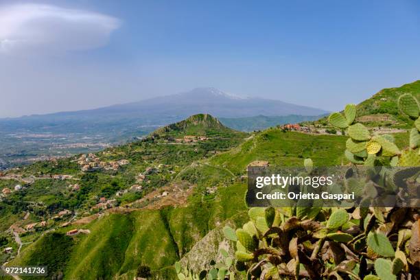 vista o sentiero dei saraceni, uma trilha sobre taormina (sicília, itália) - sentiero - fotografias e filmes do acervo