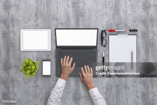 uomo che lavora sulla vista aerea knolling laptop - office work flat lay foto e immagini stock