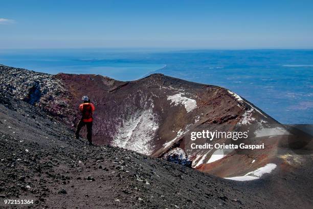 blick vom ätna (unesco-weltkulturerbe); es befindet sich im parco dell'etna - ätna-park an der ostküste von sizilien (italien) - vulkankrater stock-fotos und bilder