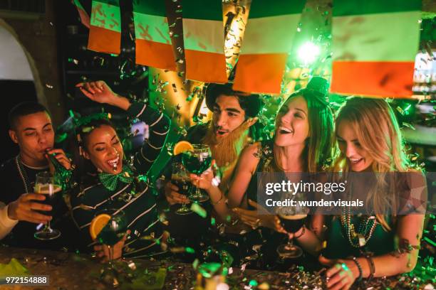 amici che festano con bevande e coriandoli il giorno di san patrizio - cultura irlandese foto e immagini stock