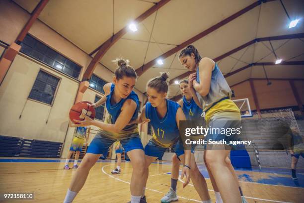 juego de baloncesto de las mujeres - baloncesto femenino fotografías e imágenes de stock