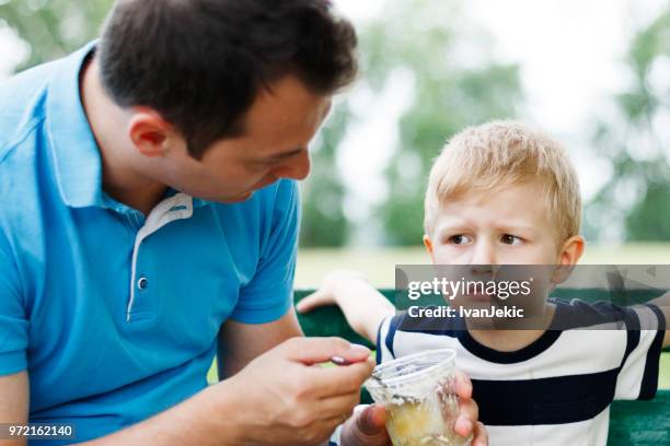 kleine jongen weigert te eten - afwijzing stockfoto's en -beelden