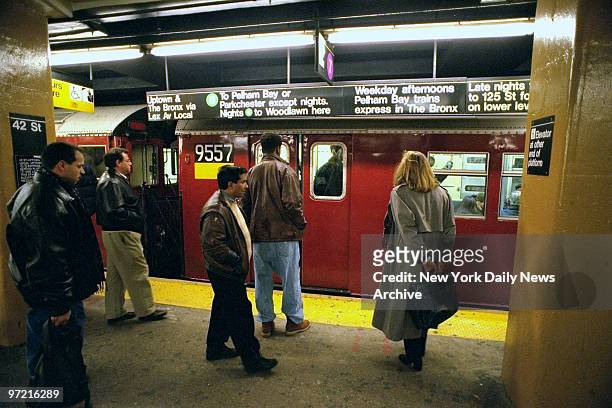 Local at Grand Centra . 45 seconds doos open at 2:30 P.M., Subway Station Trains