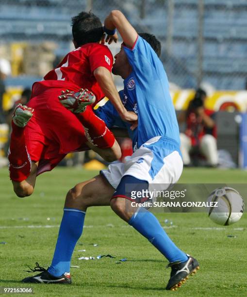 Vicente Sanchez de Toluca disputa el balón con Denise Caniza de Cruz Azul, en partido correspondiente a cuartos de final del Torneo Clausura 2006,...