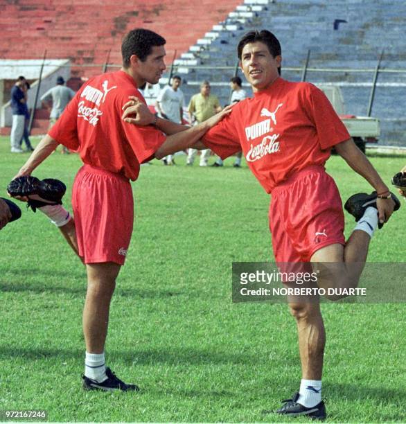 Hugo Brisuela and Jorge Campos, soccer players of Paraguayan selection, exercise during a practice session 11 November 2000 in Asuncion, Paraguay, to...