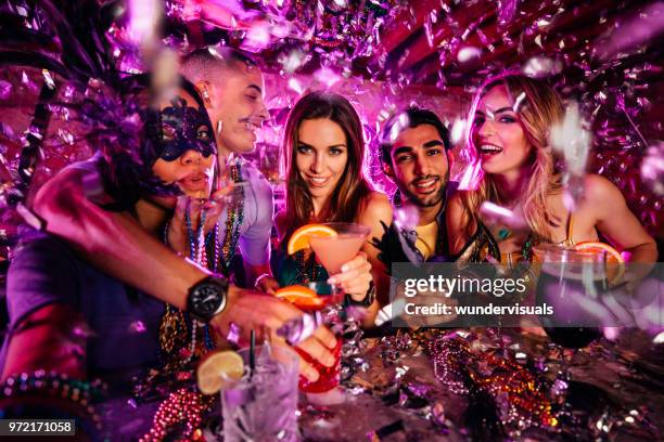 vrienden vieren mardi gras en het nemen van selfies in nachtclub - mardi gras fun in new orleans stockfoto's en -beelden