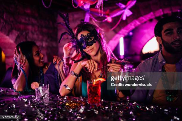 ung kvinna med mask på mardi gras night club part - mardi gras fun in new orleans bildbanksfoton och bilder