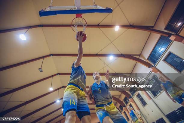 guardar el aro de baloncesto - baloncesto femenino fotografías e imágenes de stock