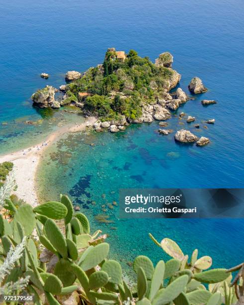 isola 貝拉, 一個小島位於愛奧尼亞海附近的一個小海灣在陶爾米納 (義大利西西里島) - taormina 個照片及圖片檔