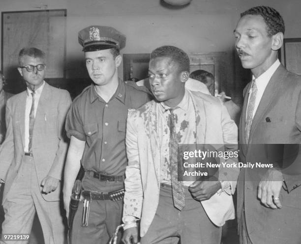 Bloodied Miles Davis with attorney Harold Lovette and patrolman Gerald Kilduff in the 54th Street Precinct after Davis was arrested for assault.