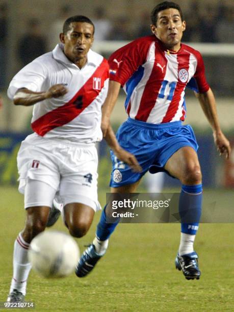 El paraguayo Jorge Campos disputa el balon con el peruano Jorge Soto el 30 de abril de 2003 en partido amistoso que Peru y Paraguay disputan en Lima,...