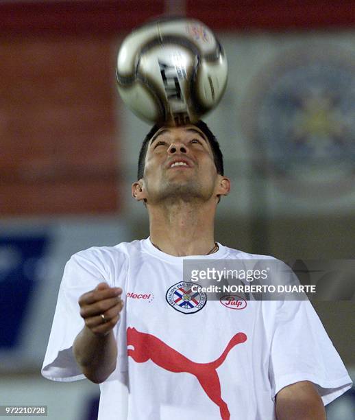 Jorge Campos, de la selección paraguaya de fútbol, participa en una práctica en Asunción, Paraguay, el 14 de noviembre de 2003. Paraguay enfrentará a...