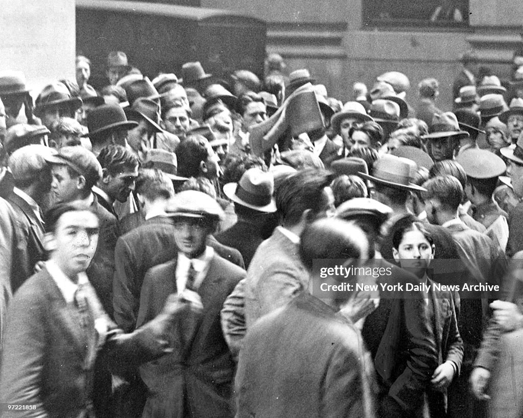 A frantic crowd buying newspapers in front of the New York S