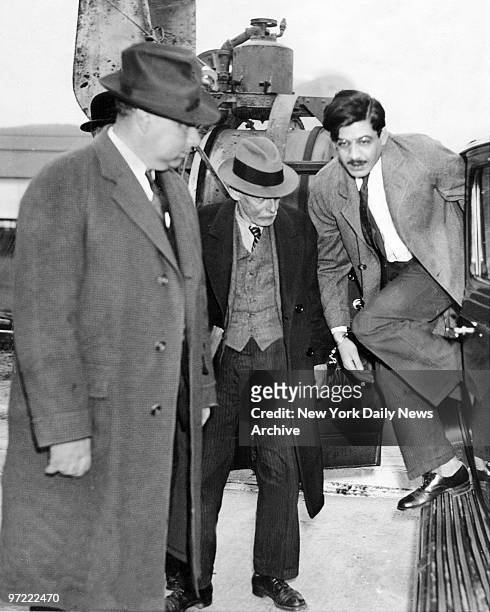 Albert Fish arrives at Sing Sing Prison handcuffed to Lawrence Stone implicated himself in three more murders. This was looked upon as a crafty...