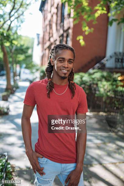 junge afro-karibischen mann mit dreadlocks - afro caribbean and american stock-fotos und bilder