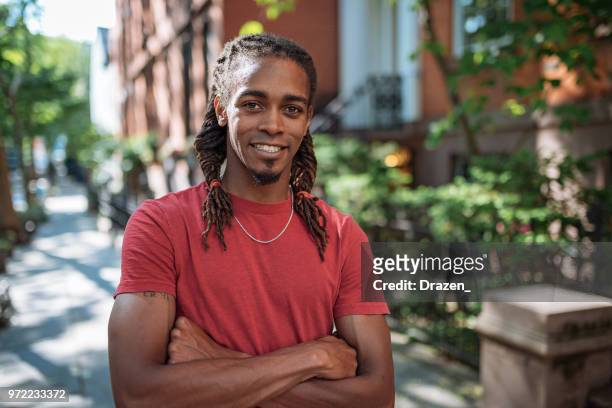 junge afro karibik kerl mit dreadlocks - afro caribbean and american stock-fotos und bilder