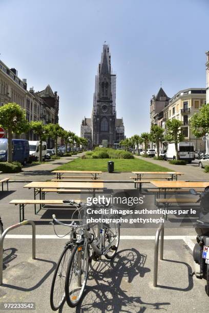 bicycles and tables placed on sidewalk - perspective du photographe bildbanksfoton och bilder