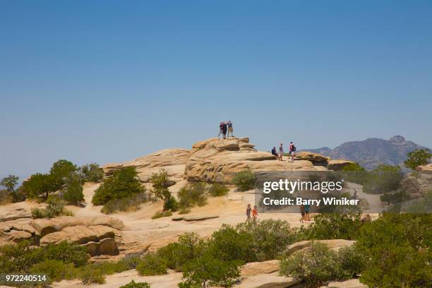 people climbing at windy point on mt. lemmon - mt lemmon 個照片及圖片檔