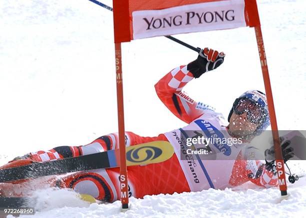 Croatian skier Ivica Kostelic falls as he misses a gate, 01 March 2003, during the World Cup Men's Giant Slalom in Yongpyong, some 250 kilometres...