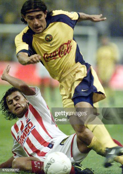 Jesus Mendoza de America disputa el balon con Diego Martinez de Necaxa en el partido de ida de la final del futbol mexicano, el 23 de mayo de 2002....