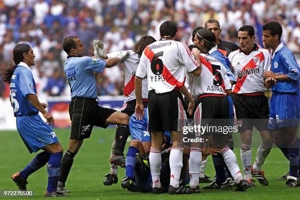 Francisco Palencia , together with the goalkeeper of Cruz Azul Oscar Perez intervened, after Joe Cardozo , on the floor, was hurt during a play for...