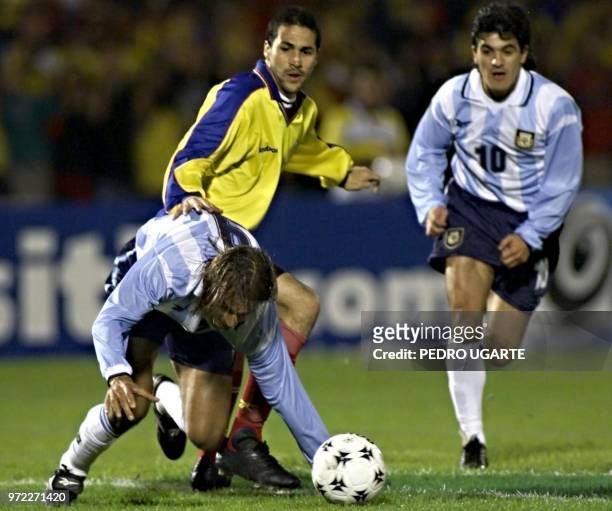 Argentina's Gabriel Batistuta stumbles before teammate Ortega and Colombia's Mario Yepes during their 29 June, 2000 match in Bogota. El jugador...