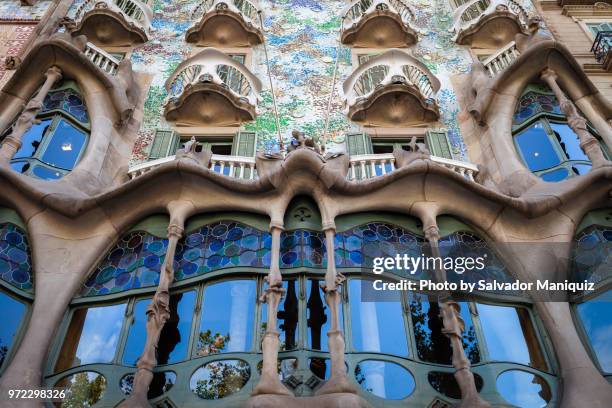 casa battlo, exterior, close up - barcelona gaudi stock pictures, royalty-free photos & images