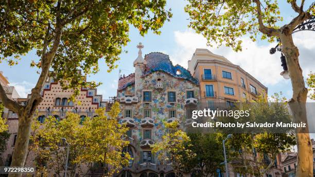 casa battlo, exterior - antonio gaudi photos et images de collection