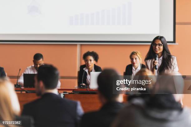 vrouwelijke business presentator - press conference of aap leader saurabh bhardwaj stockfoto's en -beelden