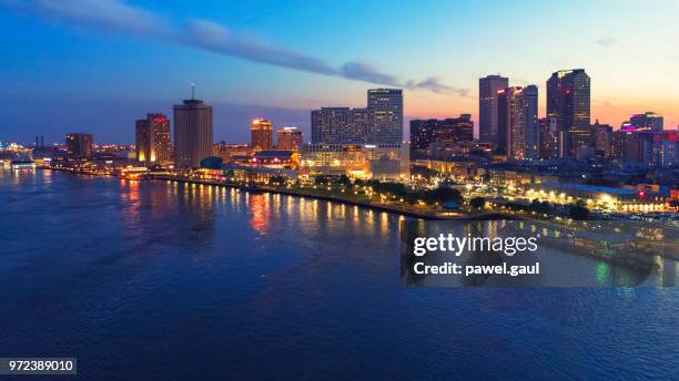 luchtfoto van new orleans bij zonsondergang, louisiana - zurich classic of new orleans round two stockfoto's en -beelden