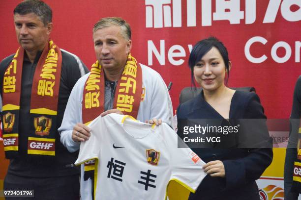 Dan Petrescu poses with Chairman Wen Xiaoting during his presentation as new head coach of Guizhou Hengfeng F.C. At Guiyang Olympic Sports Center on...