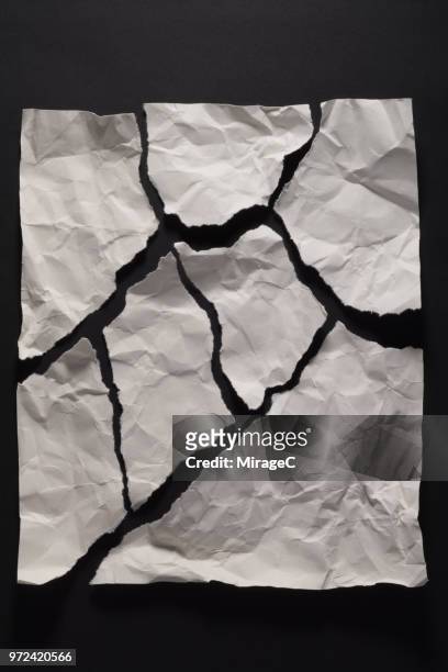 piece together crumpled paper - partes fotografías e imágenes de stock