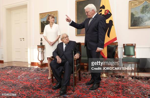 German President Frank-Walter Steinmeier , his wife Elke Buedenbender and Henry Kissinger talk as they pose for photographers at the presidential...