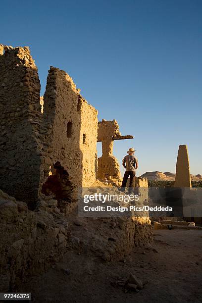 man wearing a hat, temple of the oracle of amun, siwa oasis, egypt - desierto libio fotografías e imágenes de stock