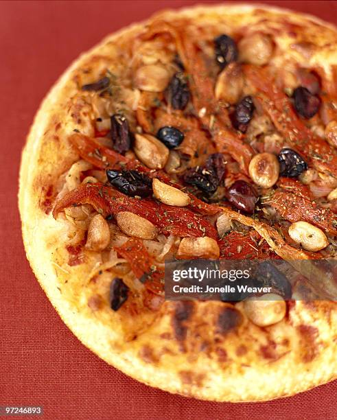 pizza with olives , garlic , and tomato - pimiento rojo asado fotografías e imágenes de stock