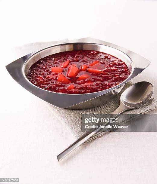 russian beet soup - borschtsch stock-fotos und bilder