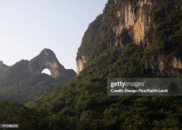 moon hill in yangshuo, guangxi, china - yangshuo stock-fotos und bilder