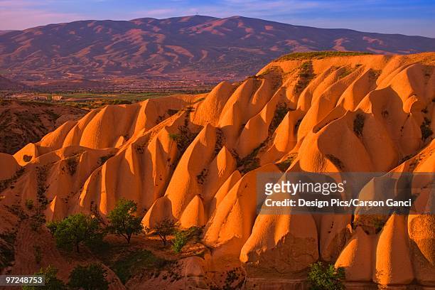 rock formations in goreme national park, cappadocia, anatolia, nevsehir province, turkey - nevşehir province stock-fotos und bilder