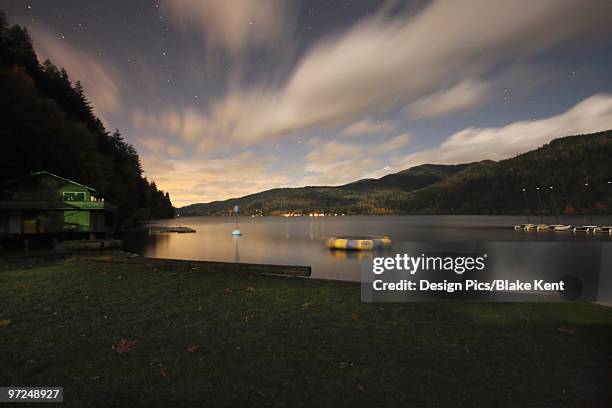 lake whatcom, bellingham, washington, usa - kent washington state stock-fotos und bilder