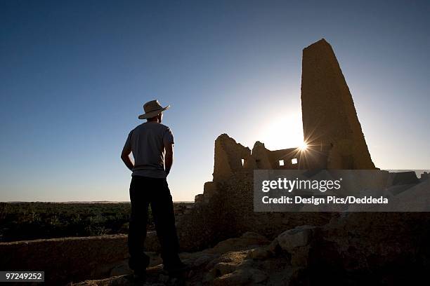 man wearing a hat, temple of the oracle of amun, siwa oasis, egypt - desierto libio fotografías e imágenes de stock