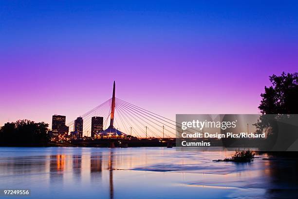 esplanade riel bridge, red river, winnipeg, manitoba, canada - winnipeg stock-fotos und bilder