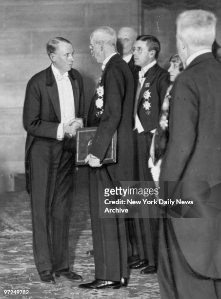 Author Sinclair Lewis receives his Nobel prize for literature from King Gustav.